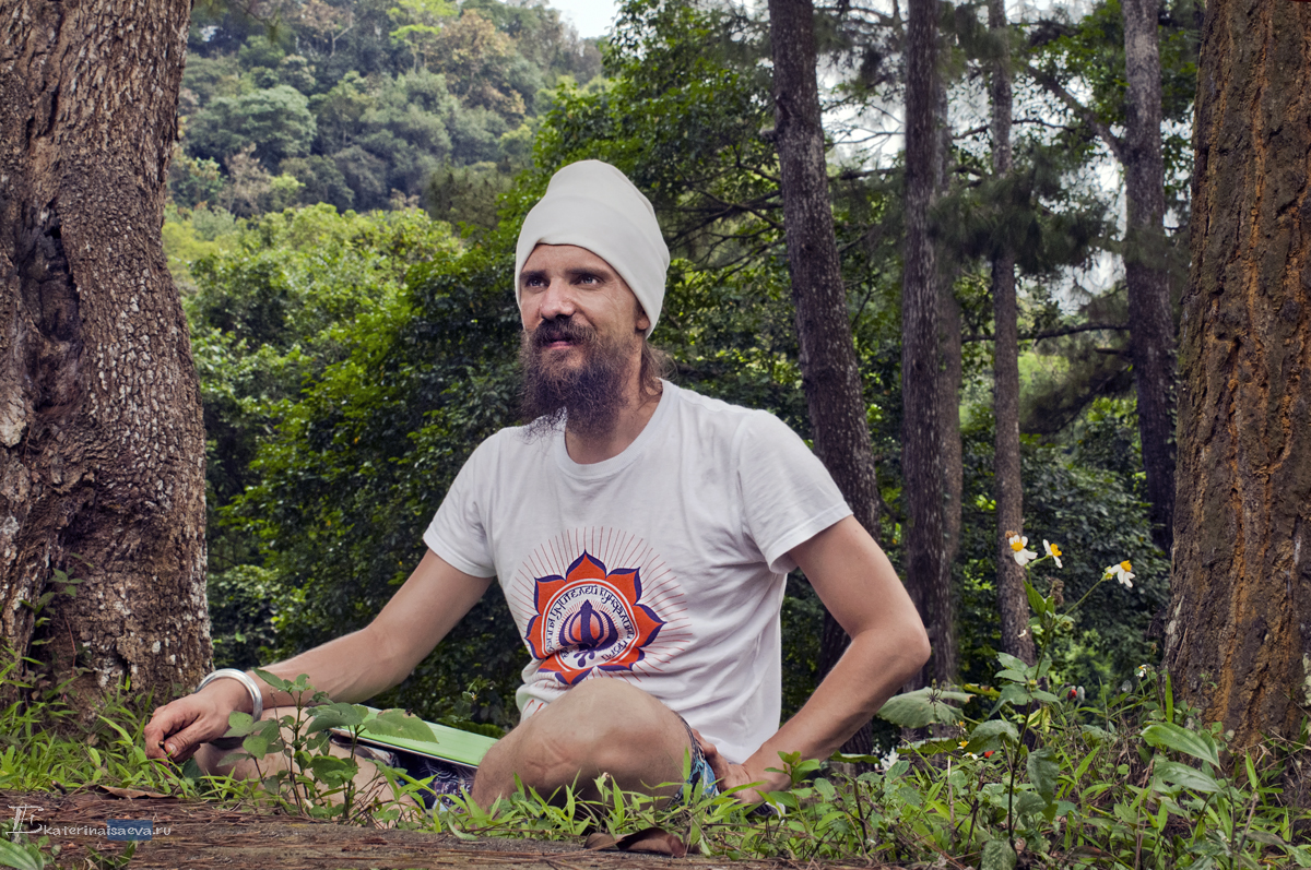 Алексей Меркулов проводит занятие Кундалини Йоги в Парке Вьетнама