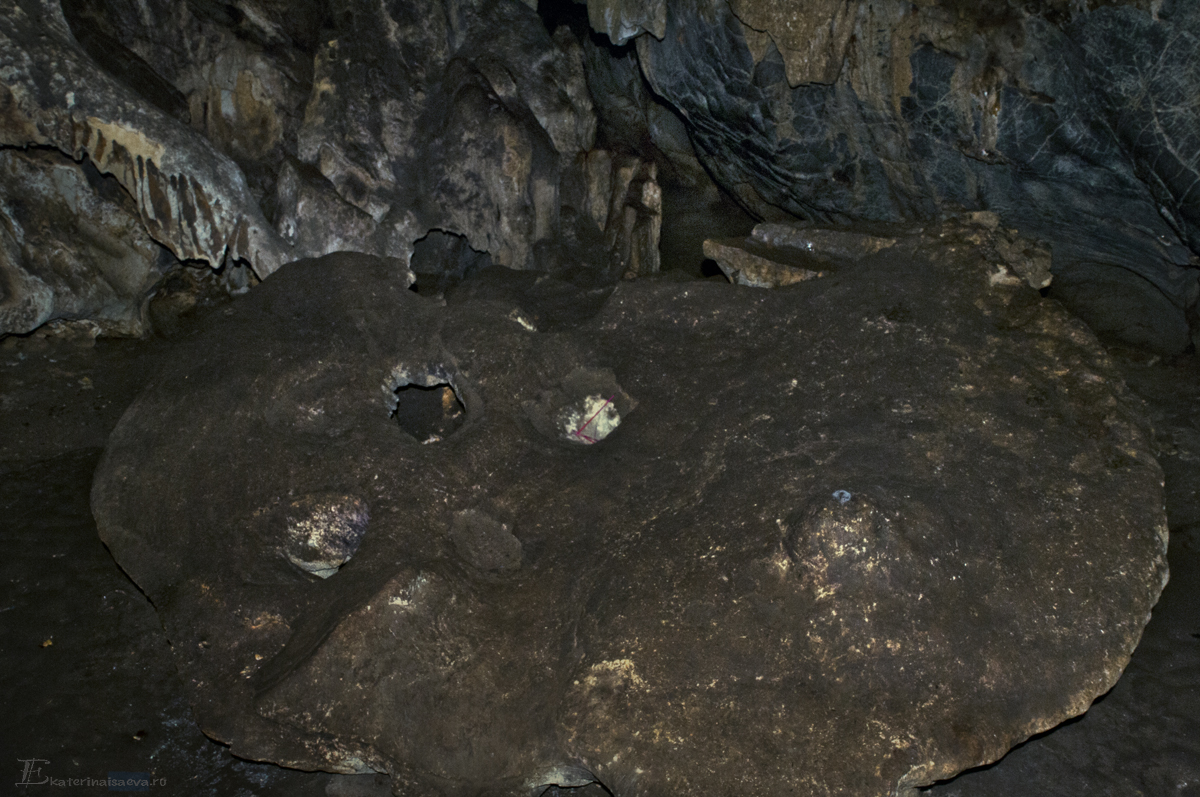 Алтарь в пещере Национальный парк Кукфыонг Вьетнам