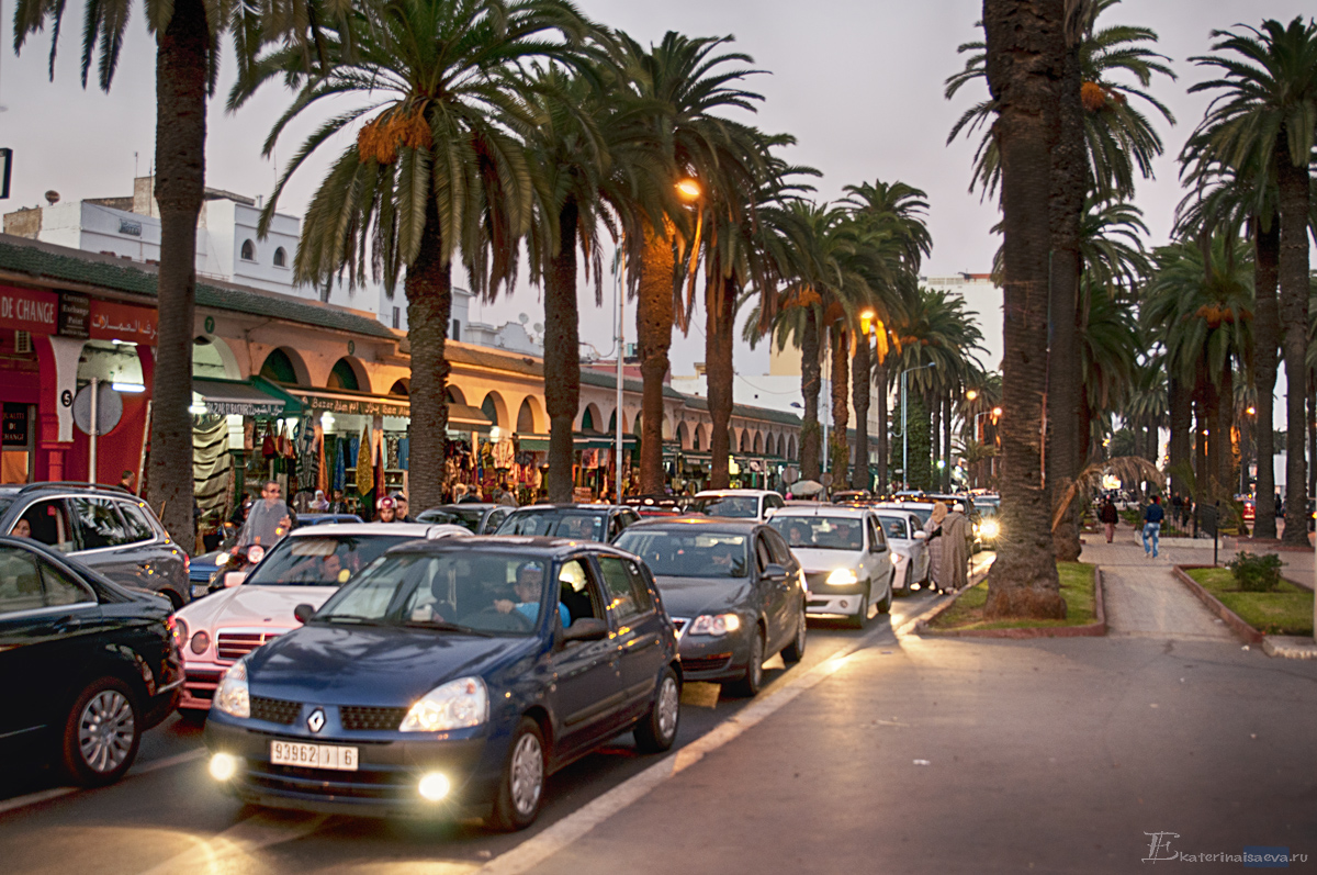 Оживленная вечерняя улица Касабланки